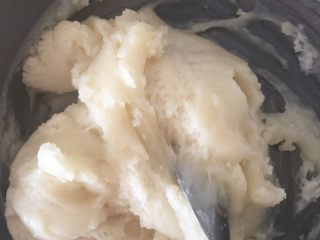 7、奥利奥雪梅娘,把蒸好的糯米粉搅拌空出来