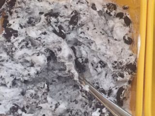 9、奥利奥雪梅娘,把500g奶油加30g糖打发成凝固状态，然后把奥利奥饼干碎放进去搅拌均匀