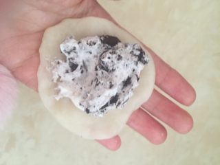 10、奥利奥雪梅娘,袋糯米粉凉后，取小块弄成皮，把奥利奥馅料放中间，包起来