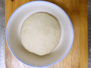 3、#宝宝零食#自创奶酪夹心燕麦棒,和好的面放到容器里，盖上保鲜膜，放在烤箱或者温度高点儿的地方，发酵至两倍大