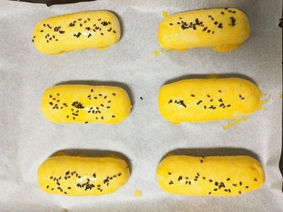 10、#宝宝零食#自创奶酪夹心燕麦棒,二次发酵后，表面刷上蛋黄液，撒一些黑芝麻，放到烤箱上下管170度，烤18分钟即可，根据自己烤箱的脾气，调节下