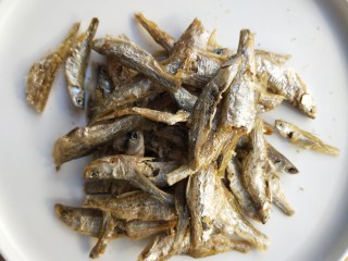 3、和和美美酸爽芋荷炒鱼干,家乡小鱼干，取适量。