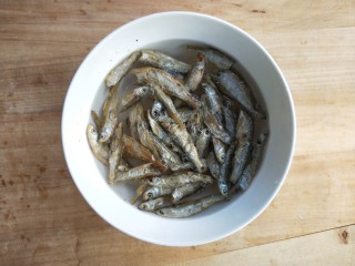 4、和和美美酸爽芋荷炒鱼干,用水泡软，捞出，沥干。