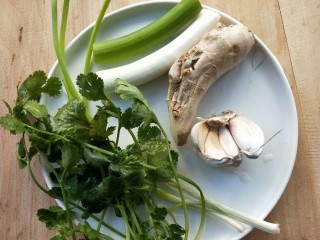 5、和和美美酸爽芋荷炒鱼干,准备好香葱，大葱，姜，蒜，香菜。