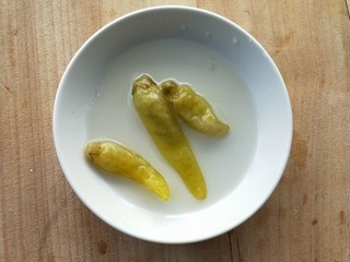 7、和和美美酸爽芋荷炒鱼干,野山椒改刀和野山椒水。