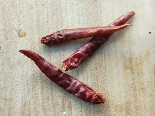 8、和和美美酸爽芋荷炒鱼干,干辣椒。