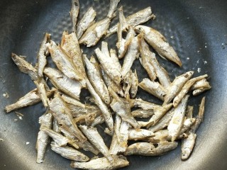 12、和和美美酸爽芋荷炒鱼干,继续小火焙干，盛盘，备用。