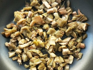 13、和和美美酸爽芋荷炒鱼干,芋荷倒入锅中，小火稍微焙干一下，盛盘，备用。