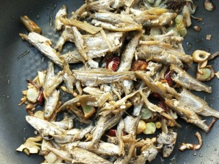 17、和和美美酸爽芋荷炒鱼干,倒入焙干的小鱼????翻炒。