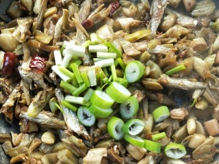 20、和和美美酸爽芋荷炒鱼干,加大葱叶和香葱段。
