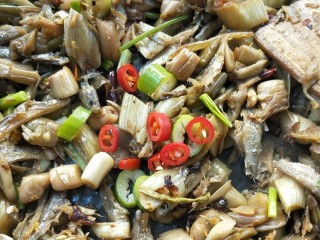 21、和和美美酸爽芋荷炒鱼干,加小米辣。