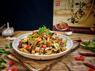 25、和和美美酸爽芋荷炒鱼干,和和美美的芋荷炒鱼干，酸爽香辣，超级下饭，一口气三碗米没问题( •̀∀•́ )