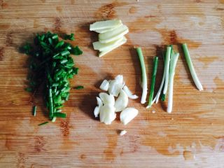 1、回味无穷虾,香葱，根部切成段。生姜切片。蒜泥拍碎