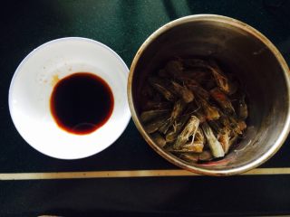 4、回味无穷虾,调味料做好放置一边，虾头用少许料酒腌下，可放可不放（去腥）