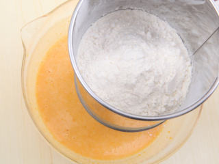 5、南瓜戚风 ,筛入低筋面粉。