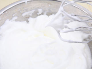 9、南瓜戚风 ,将蛋白打至干性。