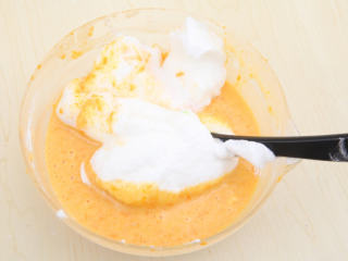 10、南瓜戚风 ,用刮刀取少量蛋白霜与步骤6搅拌均匀。