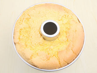 13、南瓜戚风 ,送入预热150度的烤箱中下层，上下火，烘焙10分钟后转120度烘烤45分钟，最后再转150度烤10分钟，中途表面上色后加盖锡纸。