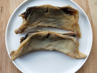 1、腊板鸭焖杏鲍菇萝卜,“妈妈牌”腊板鸭2块。