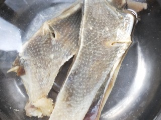 2、腊板鸭焖杏鲍菇萝卜,用温水泡半小时，洗净。