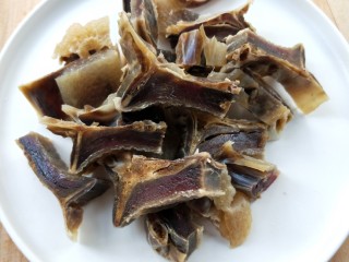 3、腊板鸭焖杏鲍菇萝卜,切块。