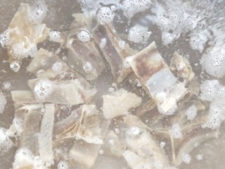 4、腊板鸭焖杏鲍菇萝卜,准备一锅凉水，放入腊板鸭块。