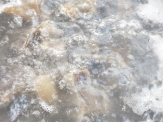 5、腊板鸭焖杏鲍菇萝卜,小火慢煮2-3分钟。