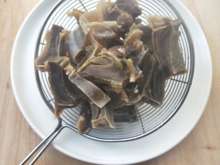 7、腊板鸭焖杏鲍菇萝卜,沥干。