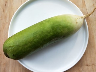 8、腊板鸭焖杏鲍菇萝卜,青皮萝卜洗净外表，切去头尾。