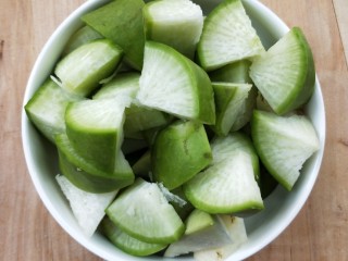 9、腊板鸭焖杏鲍菇萝卜,切块备用。