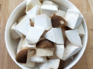 11、腊板鸭焖杏鲍菇萝卜,切块备用。