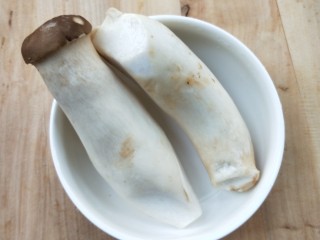 10、腊板鸭焖杏鲍菇萝卜,杏鲍菇洗净。