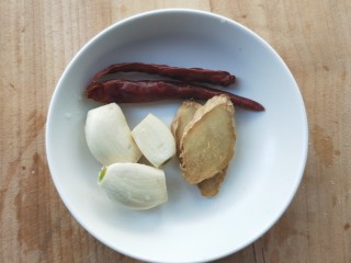 12、腊板鸭焖杏鲍菇萝卜,准备姜片、干辣椒、蒜。