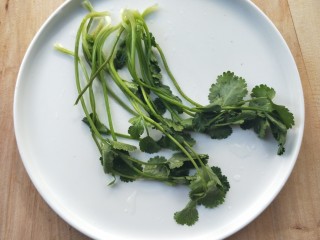 13、腊板鸭焖杏鲍菇萝卜,洗净香菜，切寸段，备用。