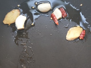 14、腊板鸭焖杏鲍菇萝卜,起油锅，放干辣椒、姜片、蒜小火煸香。