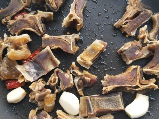 15、腊板鸭焖杏鲍菇萝卜,放腊板鸭块继续小火煸炒。