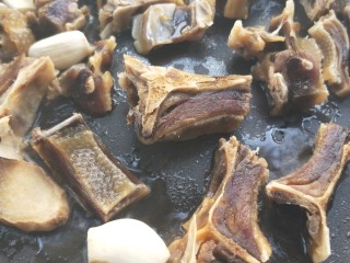 17、腊板鸭焖杏鲍菇萝卜,小火继续翻炒一会。