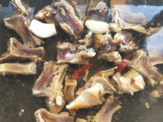 18、腊板鸭焖杏鲍菇萝卜,加没过腊板鸭的清水，盖盖，中小火慢炖。