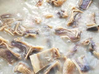 19、腊板鸭焖杏鲍菇萝卜,炖至清水转白。