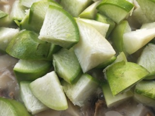 21、腊板鸭焖杏鲍菇萝卜,放青皮萝卜。