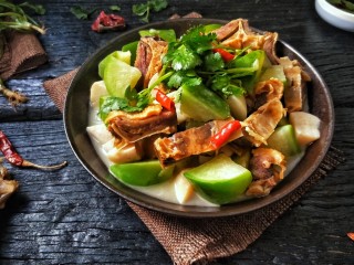 22、腊板鸭焖杏鲍菇萝卜,盛盘