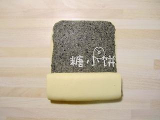 4、黑芝麻蝴蝶馒头,黑色面片朝上。从下往上折起。（这里需要做出长而扁的形状，所以最好不要用卷而是用折叠的方式）
