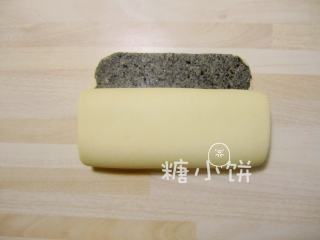 5、黑芝麻蝴蝶馒头,尾部留1.5CM左右不折进去。之后是要做成蝴蝶的触须的。