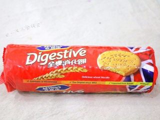 1、蓝莓慕斯,选任意消化饼干,或者直接用奥利奥饼干,把夹心去掉。