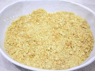 2、蓝莓慕斯,饼干隔着保鲜袋用擀面杖擀成饼干沫。
