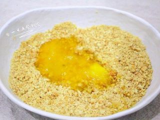 3、蓝莓慕斯,黄油隔水融化或者软化加入饼干碎中。