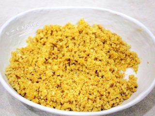 4、蓝莓慕斯,将饼干碎都裹上黄油即可。