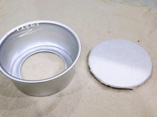 5、蓝莓慕斯,选六寸活底模具,模具底下垫一张油纸或锡纸。