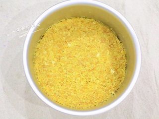 6、蓝莓慕斯,饼干碎均匀倒入模具中,用刮刀压实,冷藏待用。