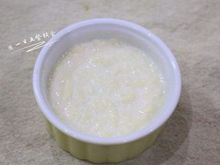 7、蓝莓慕斯,吉利丁粉和牛奶混合,静置10分钟成了糊糊状。